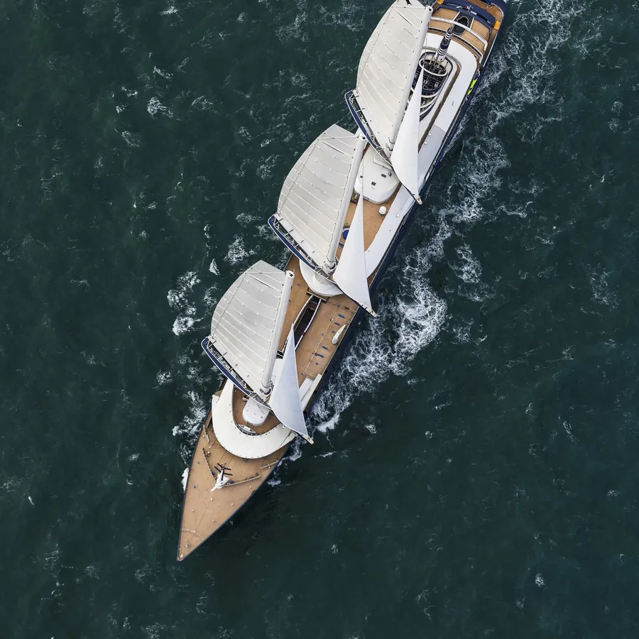 Die Orient Express Corinthian unter Segeln, senkrecht von oben gesehen