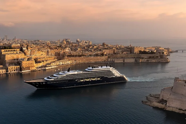Ilma von The Ritz-Carlton Yacht Collection vor einer alten Hafenstadt im warmen Licht